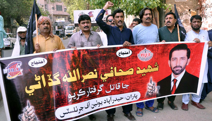 Members of Hyderabad Union of Journalists are holding protest demonstration against the killing of Journalist Nasrullah Gadani at the Hyderabad press club on Saturday, May 25, 2024. — PPI