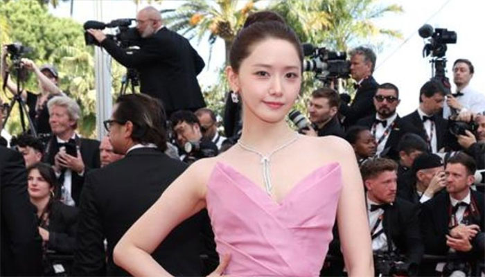 Cannes security guard blocks Korean actresss red carpet photos
