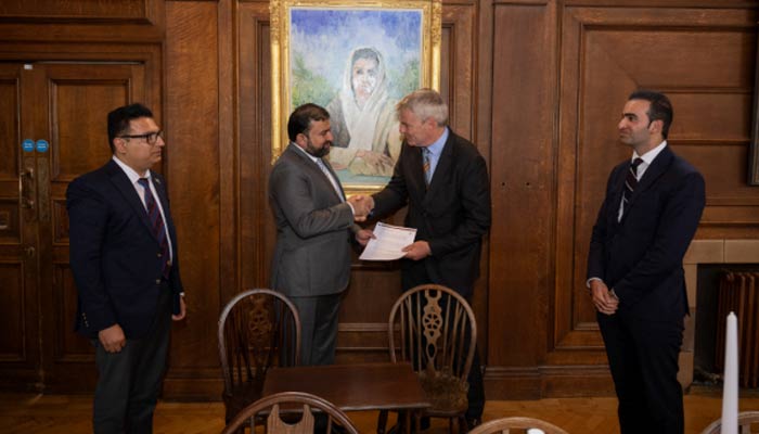 Balochistan Chief Minister Sarfraz Bugti is pictured with Oxford University officials. — Oxford Pakistan Programme