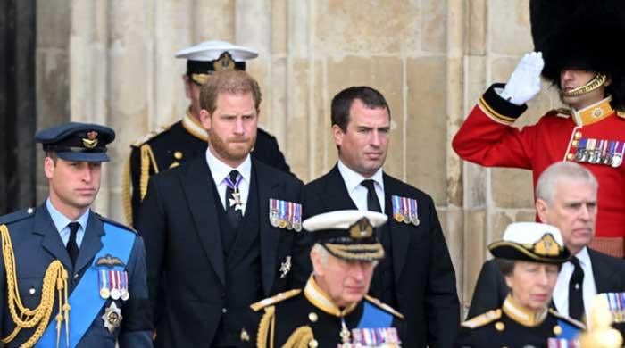 Prince Harry in painful situation as William turns back on Duke