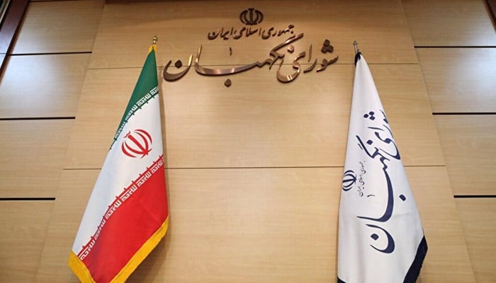 Dieses Bild zeigt das Logo des Wächterrats mit der National- und Ratsflagge in Teheran am 19. März 2022. — Shora-gc.ir