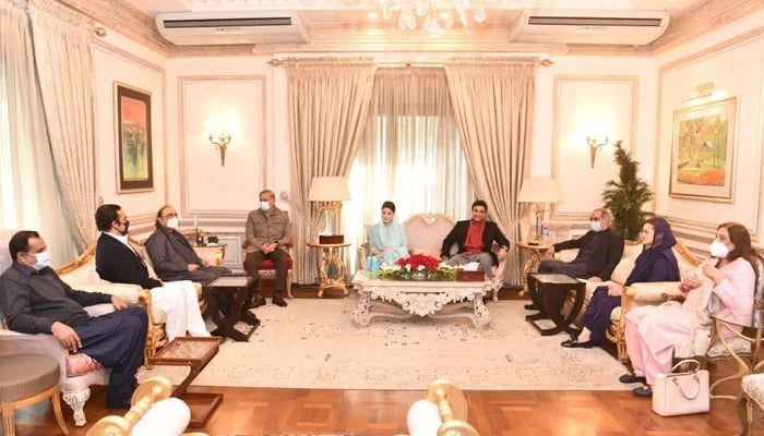 PPP Chairman Bilawal Bhutto-Zardari and President Asif Ali Zardari along with Prime Minister Shehbaz Sharif, Punjab Chief Minister Maryam Nawaz and Hamza Shahbaz can be seen discussing issues during a meeting on February 5, 2022. — Twitter/MediaCellPPP