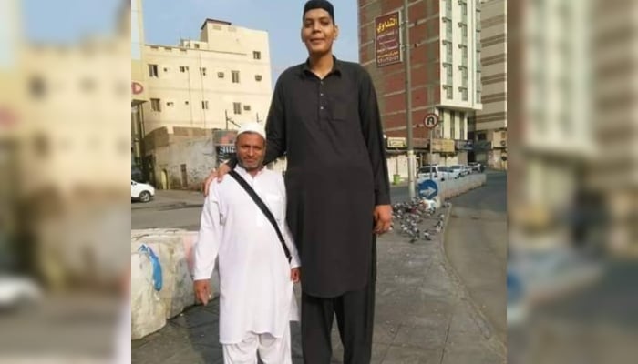 Pakistan’s tallest man Zia Rasheed (right). — Reporter