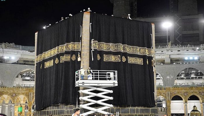 Workers installing new Kiswa at holy Kaaba. — SPA/File