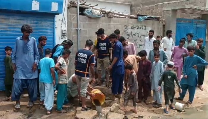 People carrying out rescue activity in Malirs Memon Goth area in Karachi on July 17, 2024. —Screengrab/ Reporter