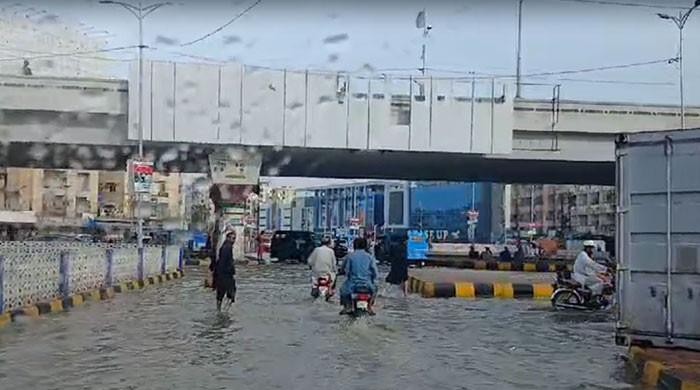 شدید گرمی کی لہر کے بعد کراچی کے مختلف علاقوں میں موسلا دھار بارش