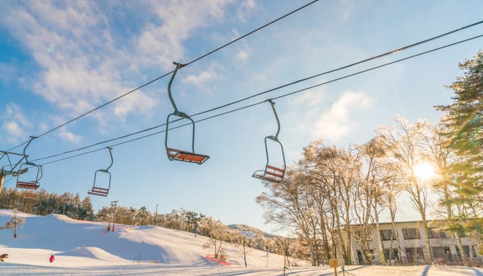 Representation image of chairlift over the mountain. — Freepik