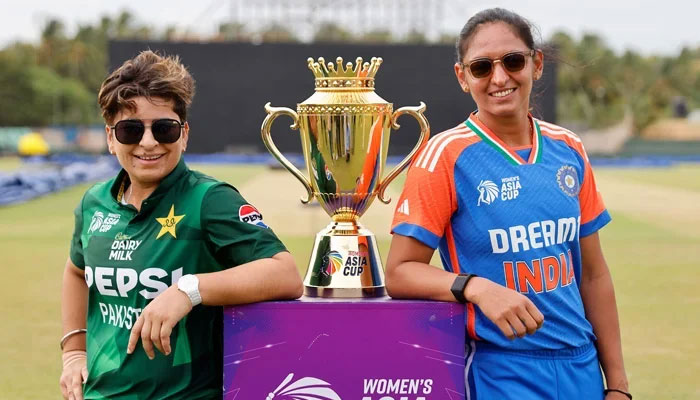 Pakistans Nida Dar (left) and Harmanpreet Kaur with Womens Asia Cup trophy. - PCB/File