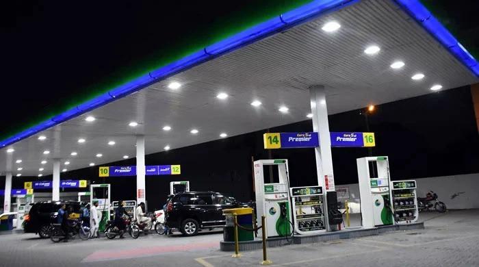 حکومت ایندھن کی قیمتوں کے تعین کے عمل سے باہر نکلنے کا ارادہ رکھتی ہے، OMCs کو فری ہینڈ دے رہی ہے۔