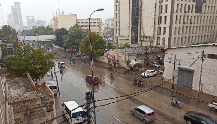 A view of II Chundrigar Road in Karachi while commuters are making their way after a brief spell of rain on March 1, 2024. —Geo.tv