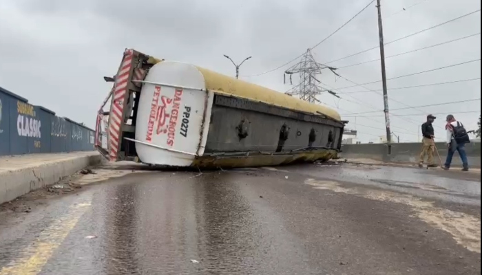 Oil tanker overturned on Baloch Colony Flyover in Karachi, on July 25, 2024. — Reporter