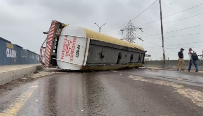 Oil tanker overturned on Baloch Colony Flyover in Karachi, on July 25, 2024. — Reporter