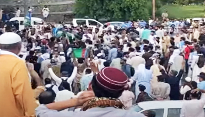 Hundreds of JI protestors gathered near Islamabads I-8 Bridge amid Section-144 on July 26, 2024. — Screengrab/GeoNews