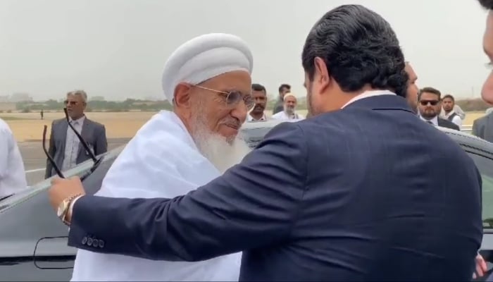 Sindh Governor Kamran Tessori shaking hand with Head of Dawoodi Bohra community Syedna Mufaddal Saifuddin in Karachi on July 27, 2024. —Screengrab/ Geo News