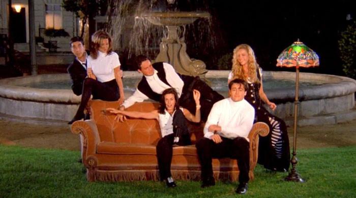 Lisa Kudrow dishes on chaos behind filming 'Friends' opening credits