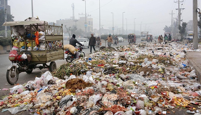 A view of garbage spreading along Sheikhupura Road creates environmental problems. —APP