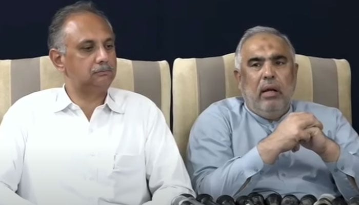 PTI Secretary General Omar Ayub and former National Assembly speaker Asad Qaiser and address a press conference in Islamabad on July 28, 2024. — Screengrab/GeoNews