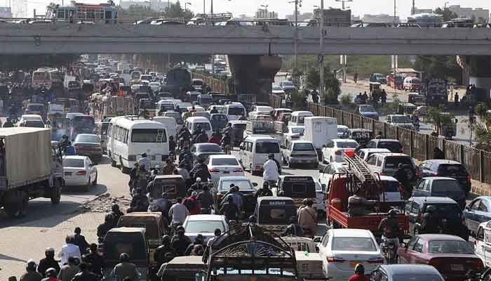 A representational image showing vehicles stuck in a traffic jam in Karachi. — INP/File