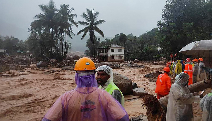 This handout photograph taken on July 30, 2024 and released by India´s National Disaster Response Force (NDRF) shows NDRF personnel at the disaster site as they rescue victims of the landslide in Wayanad.— AFP