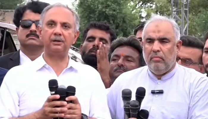 PTI Secretary General Omar Ayub Khan (left) and senior leader Asad Qaiser address the press conference outside Adiala Jail, Rawalpindi, on August 1, 2024. — Screengrab via Geo News