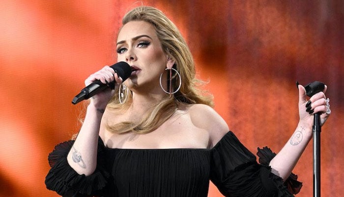 Adele asks backstage singers to remove dress mid-concert