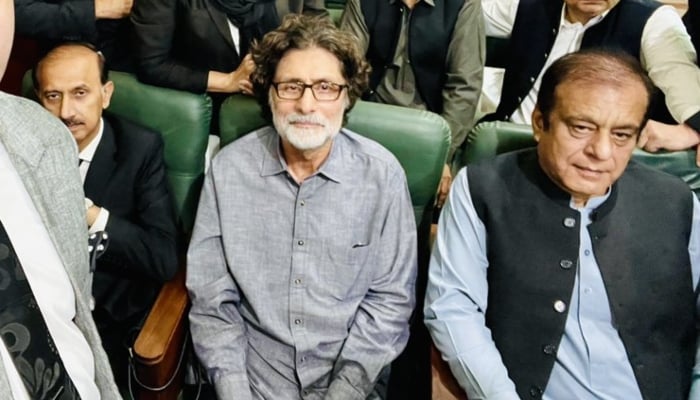 PTI Information Secretary Raoof Hasan (centre), Leader of Opposition in Senate Senator Shibli Faraz (right) and PTI leader Shoaib Shaheen during a court hearing in Islamabad on August 2, 2024. —X/ @malikimran_tv