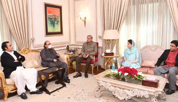 PPP top leaders Bilawal Bhutto-Zardari and Asif Ali Zardari along with PML-N leader Shahbaz Sharif, Maryam Nawaz and Hamza Shahbaz can be seen discussing issues during a meeting on February 5, 2022. — Twitter/MediaCellPPP