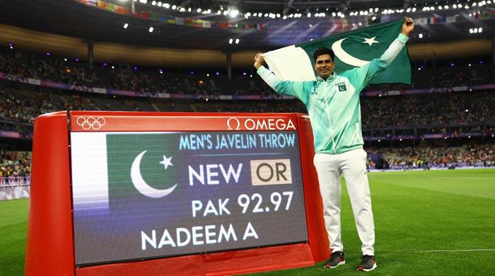 Celebrities heap praise on gold medallist Arshad Nadeem