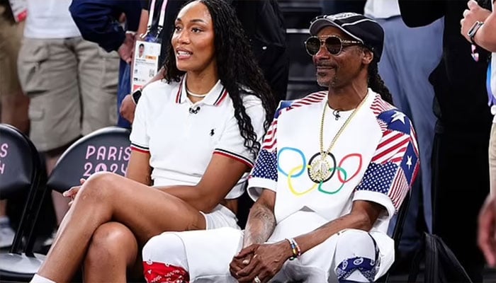 Snoop Dogg gives surprise call to 200m track medallists.