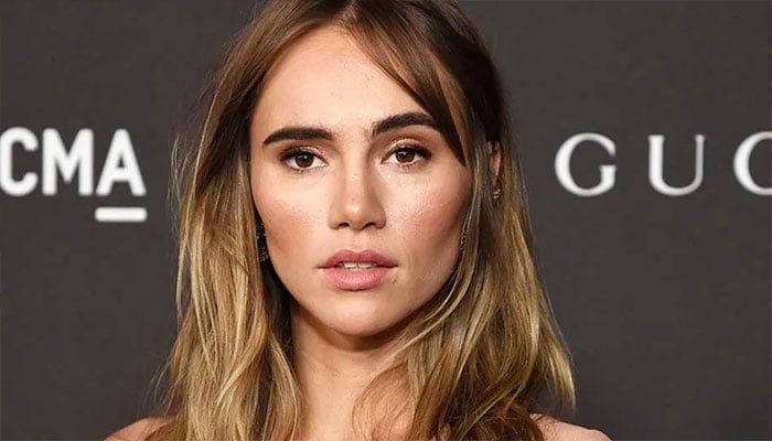 Suki Waterhouse joins Taylor Swift and Paramore as special guest.