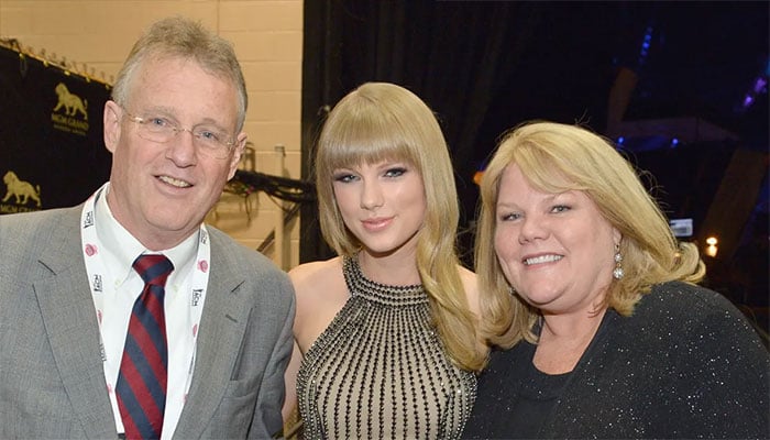 Taylor Swifts dad hands out 2,000 VIP wristbands to fans.