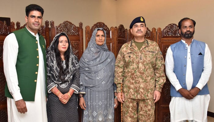 Chief of Army Staff (COAS) General Syed Asim Munir and Olympian Arshad Nadeems family members during a ceremony at Army Auditorium GHQ in Rawalpindi on August 16, 2024. — ISPR