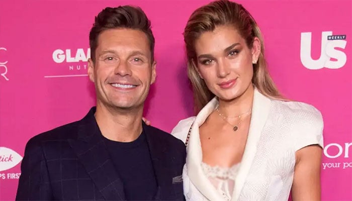 La exnovia de Ryan Seacrest demanda a American Airlines por tragar trozos de plástico en un vuelo