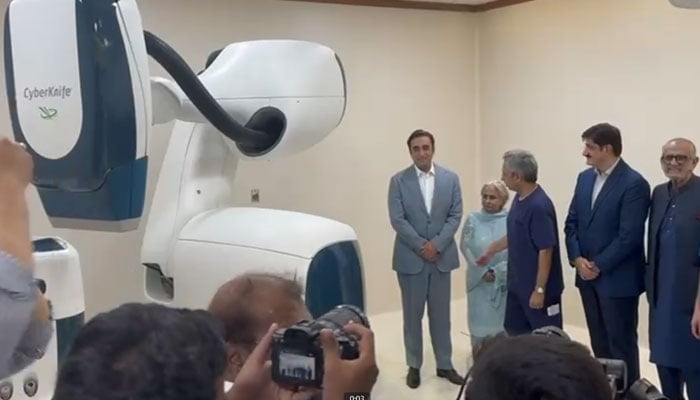 Pakistan Peoples Party (PPP) Chairman Bilawal Bhutto-Zardari visits the latest cyber knife facility S-7 FIM at the Jinnah Hospital, Karachi on August 19, 2024. — Geo News/Screengrab