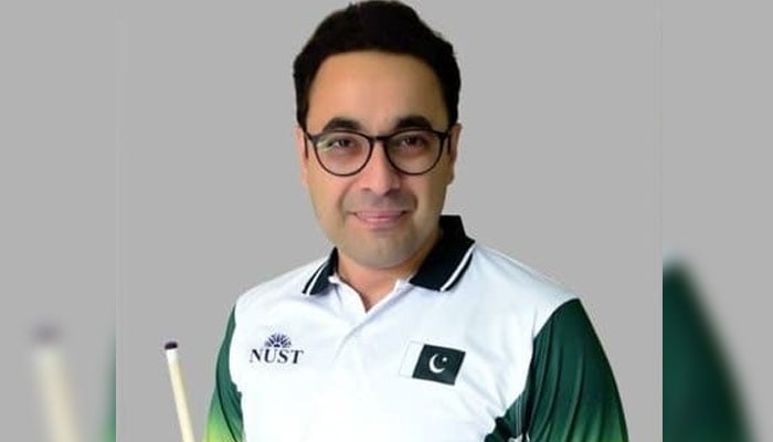 Pakistans star snooker player Shahram Changezi poses for a photo. — Geo News/reporter