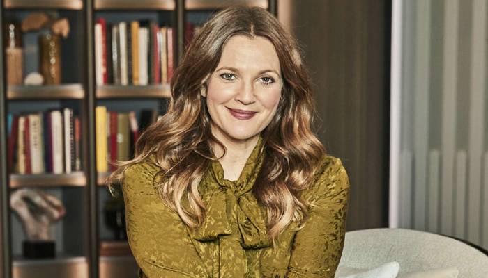 Drew Barrymore spiega perché si siede così vicino agli ospiti famosi nel suo talk show