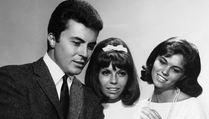 Nancy Sinatra honors the memory of late actor James Darren