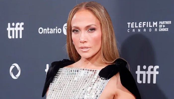 Jennifer Lopez dressed up for her first red carpet after Ben Affleck split