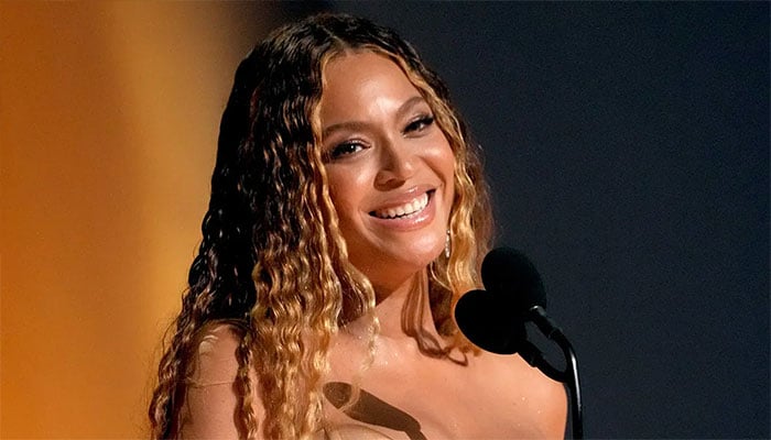 Beyoncé delights guests with impromptu performance at wedding, days before CMA controversy.