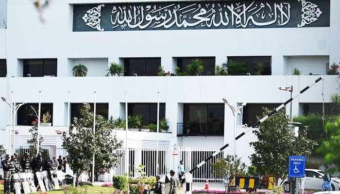 Security personnel arrive to deploy in front of Parliament House building in Islamabad on April 3, 2022. — AFP/File