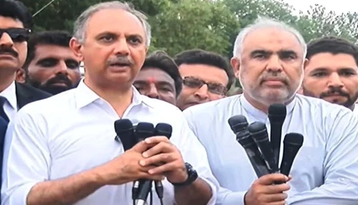 PTI Secretary General Omar Ayub Khan (left) and senior leader Asad Qaiser address the press conference outside Adiala Jail, Rawalpindi, on August 1, 2024. — Screengrab via Geo News