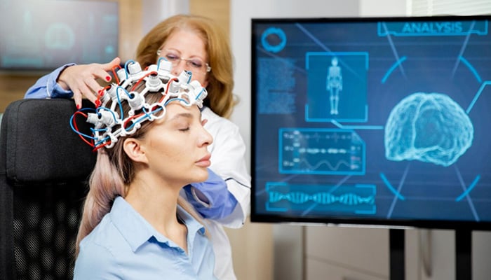 Representation image shows doctor adjusting scanning device on head of a female patient. — Freepik