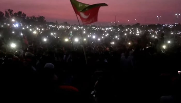 PTIs Lahore rally blacked out as lights turned off after expiry of 6pm deadline on September 21, 2024. — Screengrab via Geo News