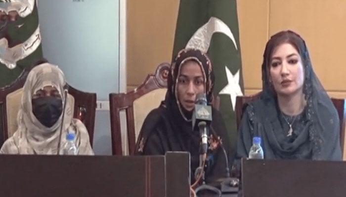 Adeela Baloch (Center), a suspected female suicide bomber who was arrested from Turbat, speaks during a presser on September 25, 2024. — Screengrab via YouTube/Geo News Live