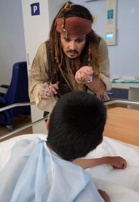 Johnny Depp surprises childrens hospital as Captain Jack Sparrow