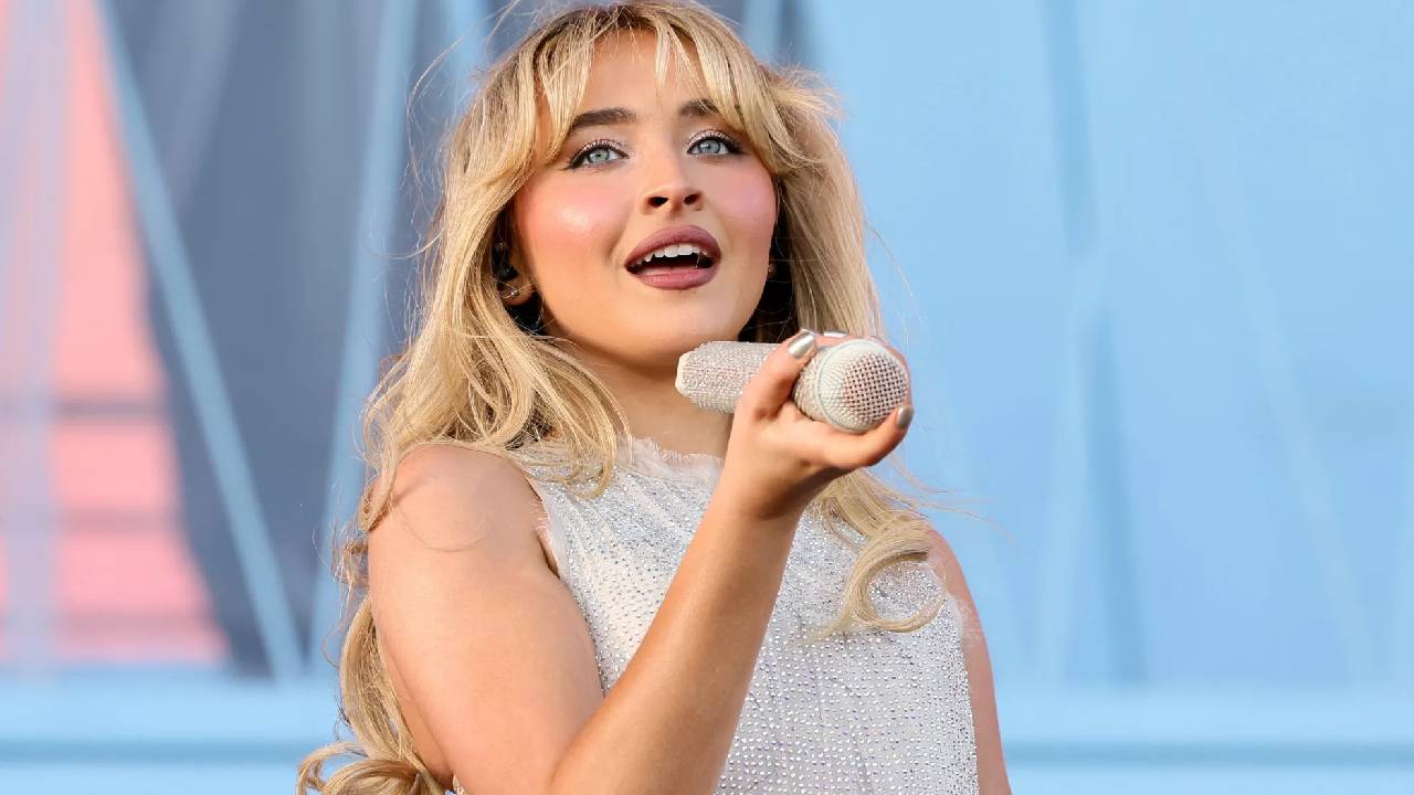 Sabrina Carpenter está atualmente em sua turnê Short n Sweet Tour