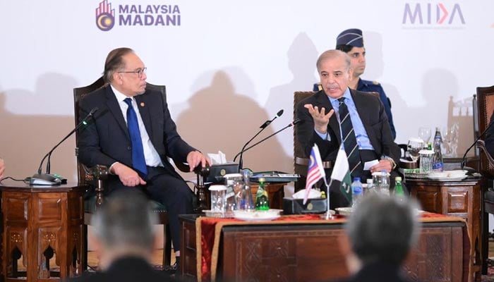 Prime Minister Shehbaz Sharif (right) and Malaysias Prime Minister Anwar Ibrahim at Pakistan-Malaysia High Level Business Dialogue in Islamabad on October 3, 2024. — PID