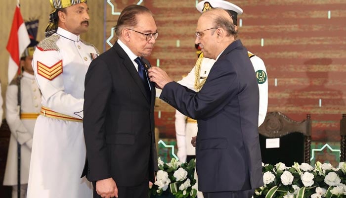 President Asif Ali Zardari conferring Nishan-e-Pakistan upon PM Ibrahim in Islamabad on October 3, 2024. — PID