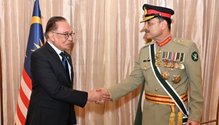 Malaysian Prime Minister Dato Seri Anwar Ibrahim (left) shakes hands with Chief of Army Staff (COAS) General Syed Asim Munir. —ISPR