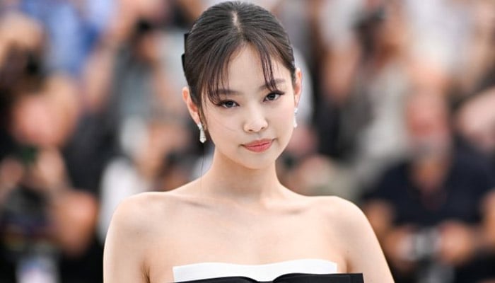 Jennie Kim debuts new hair do at Paris Fashion Week